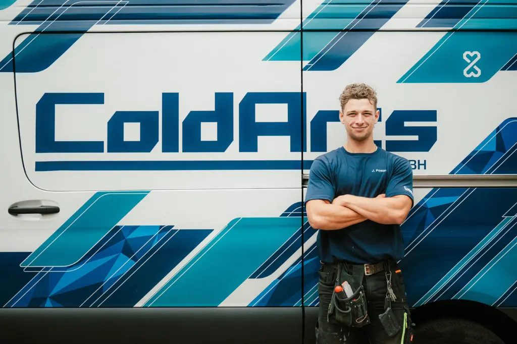 Coldarts Mann vor Logo