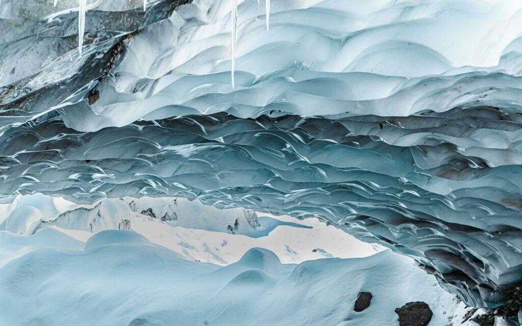 Explore the breathtaking views of an ice cave in Diqing, China, showcasing winter's beauty.